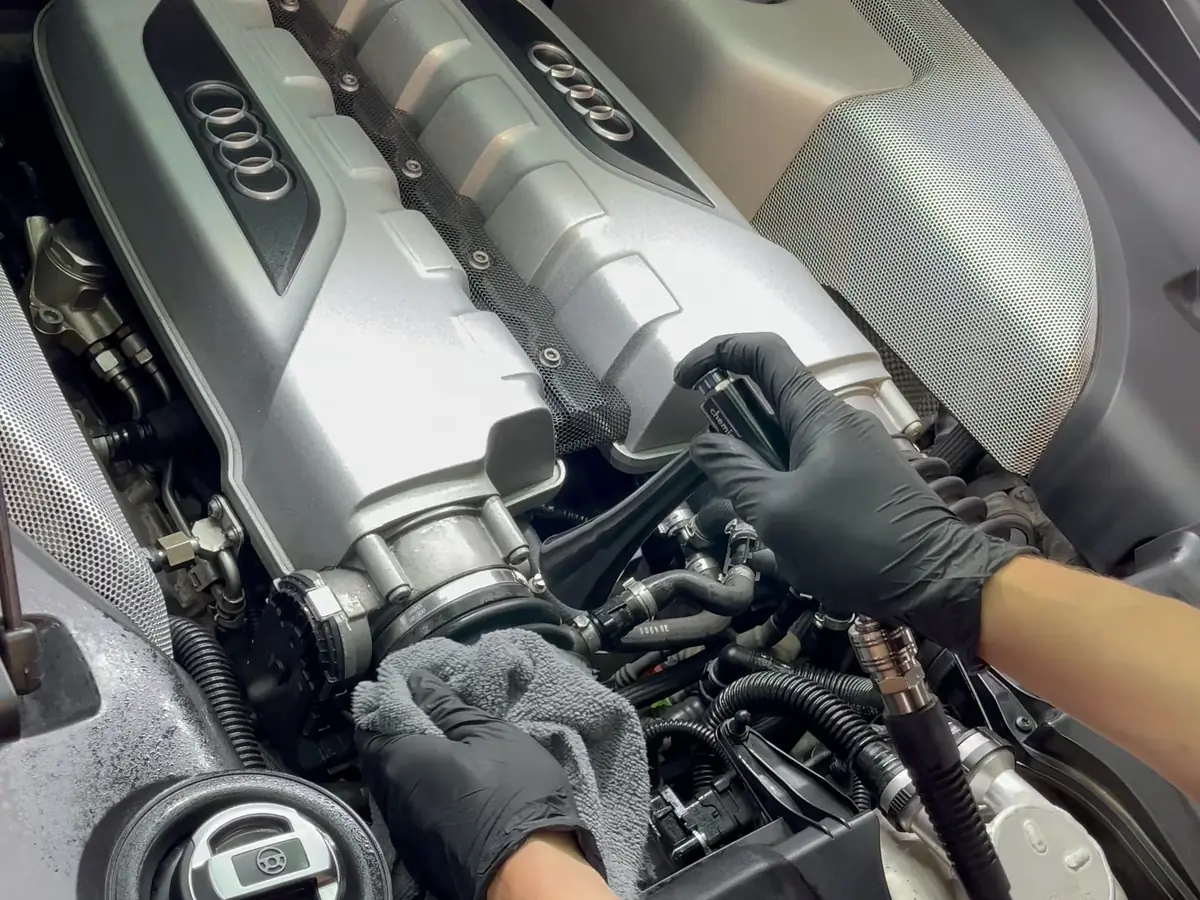 Arbeit im Motorraum eines Audi R8 V10 in unserer Werkstatt