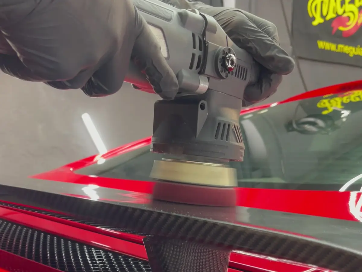 Maschinelle Politur am Heck eines roten Audi R8