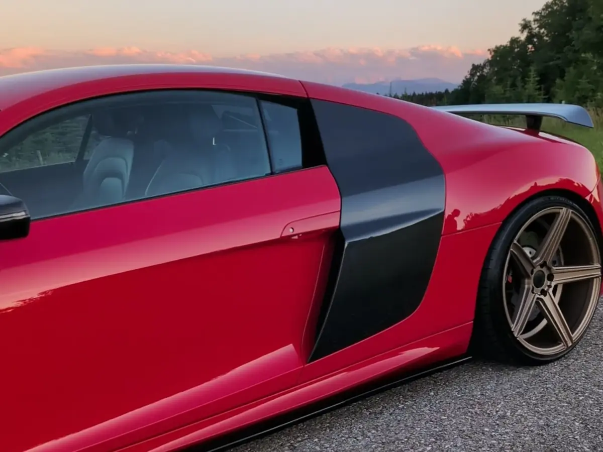 Seitenansicht eines roten Audi R8 im Abendlicht