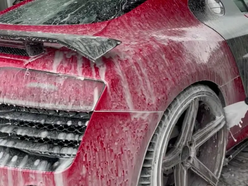 Vorwäsche mit Schaum an einem roten Audi R8