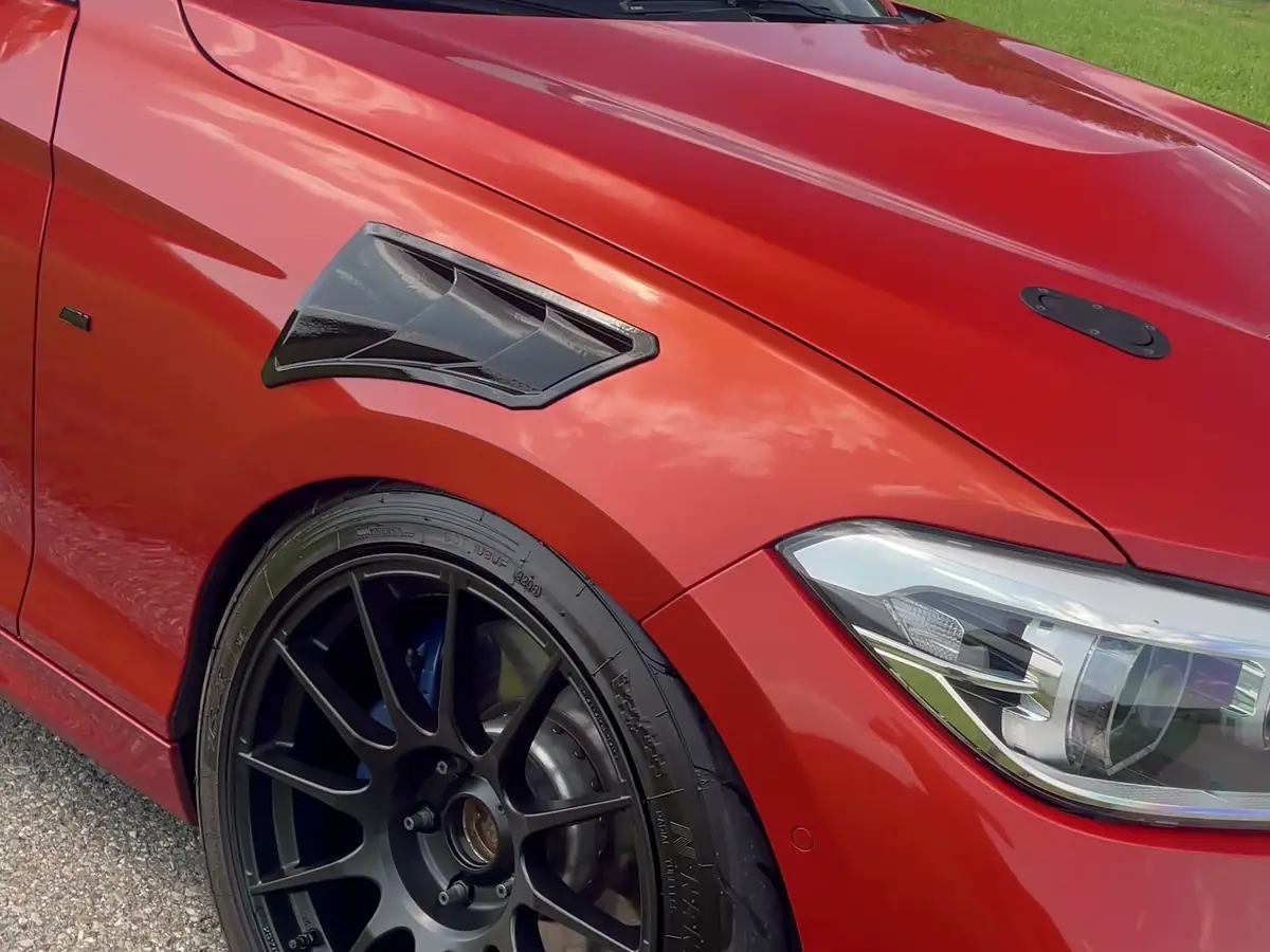 Front eines BMW 140 mit schwarzen Felgen