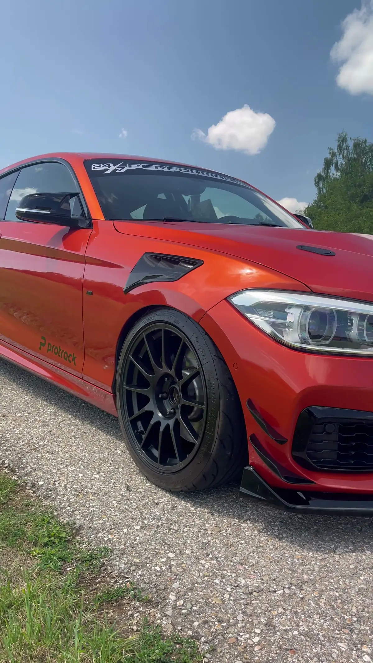 BMW 140 mit schwarzen Felgen von vorne