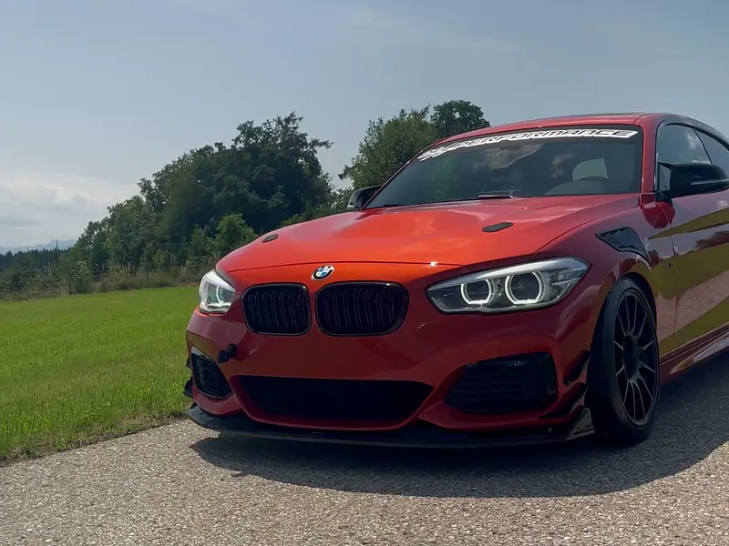 Keramikversiegelter BMW 140 auf einem Feldweg