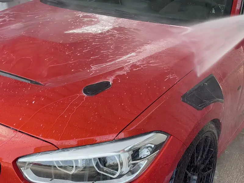 Keramikversiegelter BMW 140 wird mit Wasser abgespült