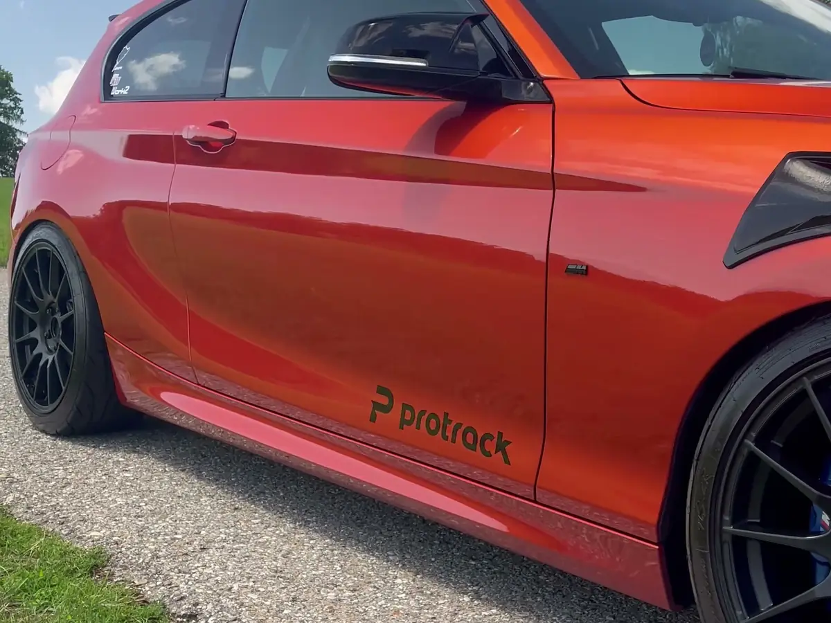 Seitenansicht eines BMW 140 mit Schriftzug auf der Tür