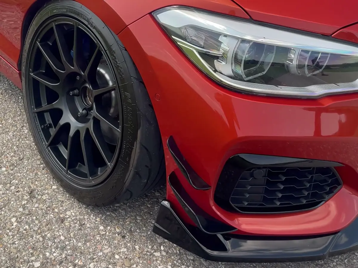 Vorderrad und Frontlippe an einem BMW 140