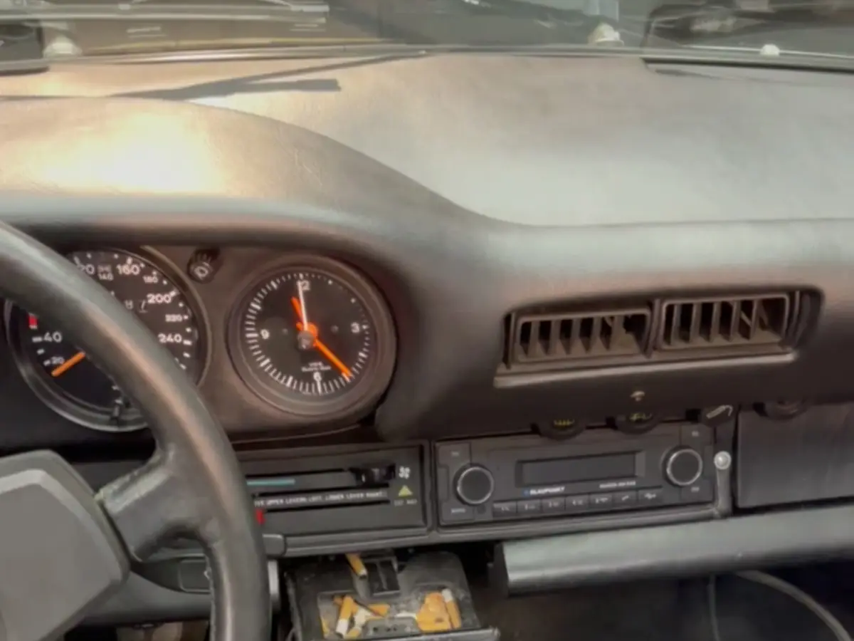 Armaturenbrett mit Lüftungsdüsen und Radio in einem Porsche 911