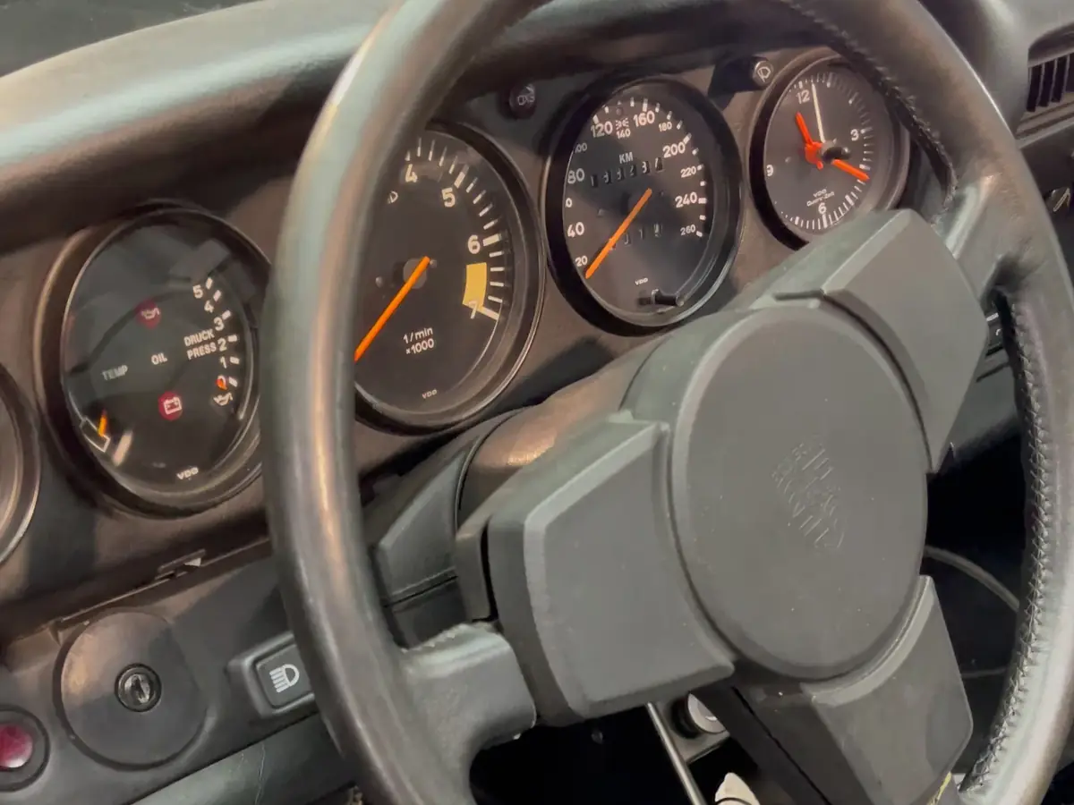 Cockpit eines Porsche 911 mit Lenkrad und Rundinstrumenten