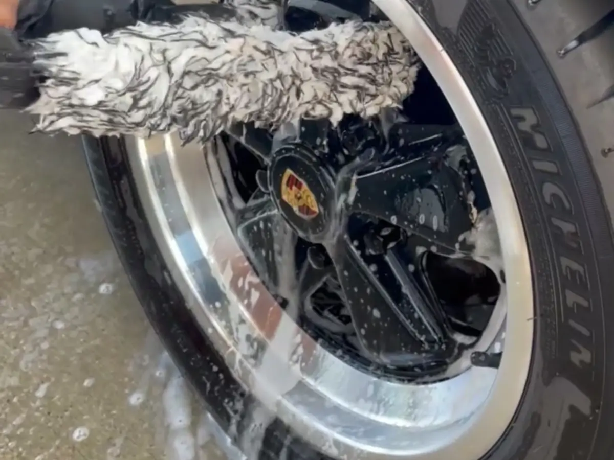 Felgenreinigung mit der Bürste an einem Porsche 911