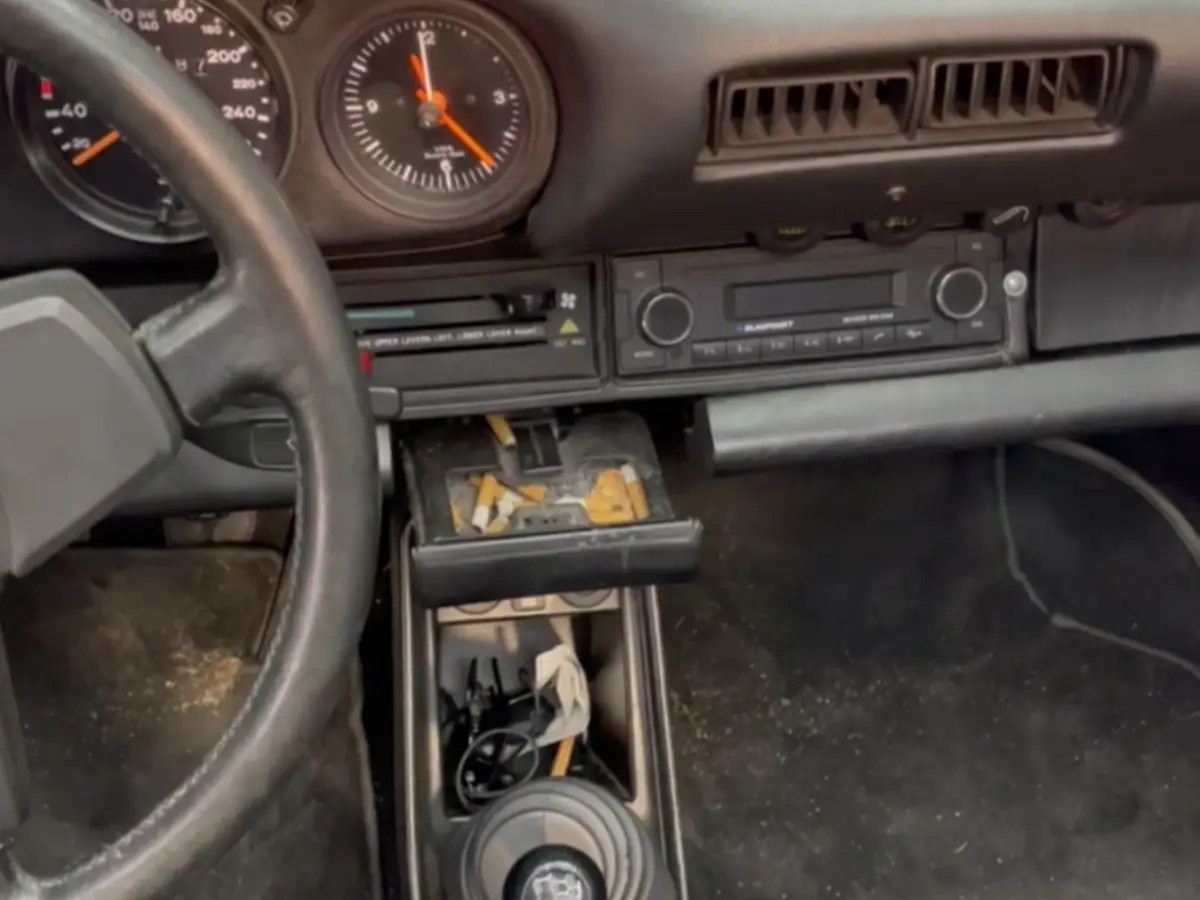 Innenraum eines Porsche 911 mit Armaturenbrett und Schalthebel