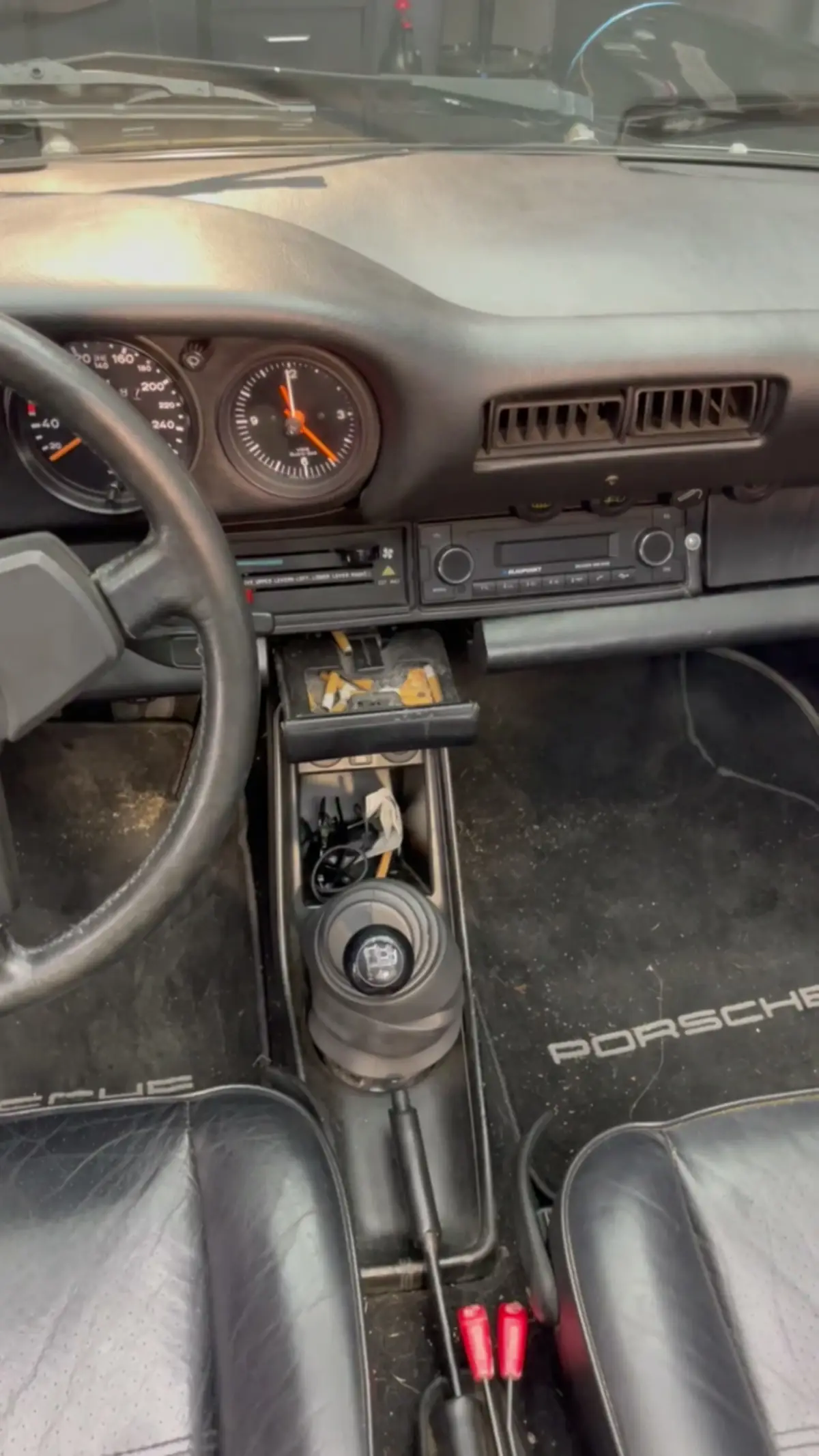 Innenraum eines Porsche 911 mit Ledersitzen und Mittelkonsole
