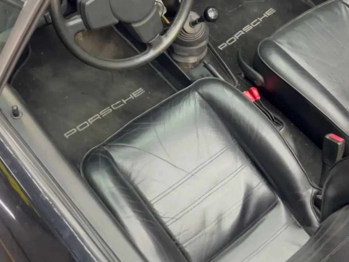 Ledersitze, Lenkrad und Fußmatten in einem Porsche 911