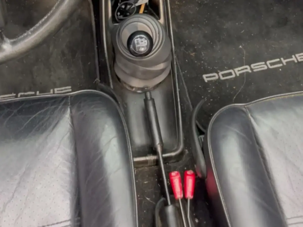 Ledersitze und Mittelkonsole in einem Porsche 911