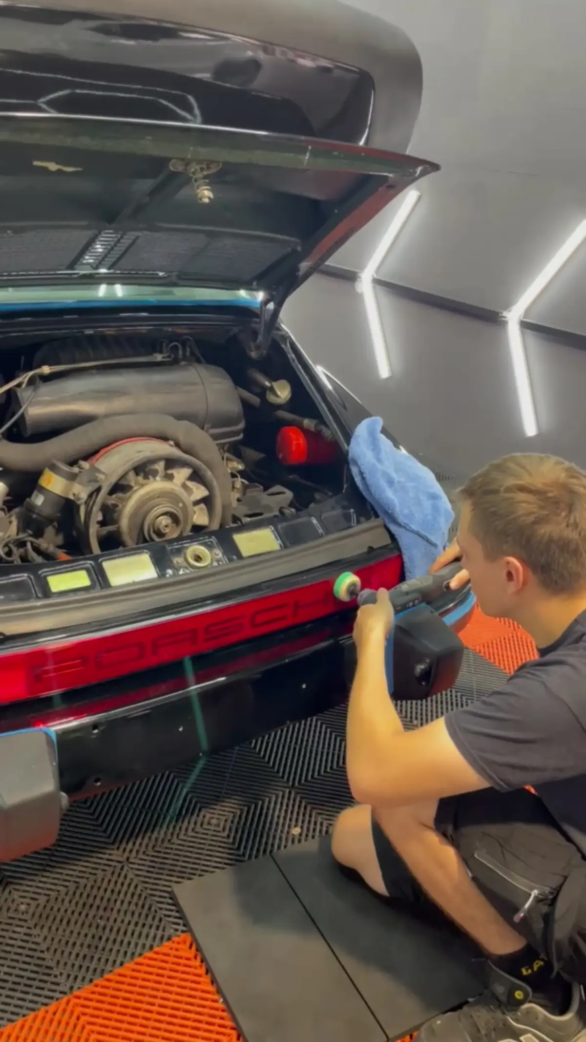 Arbeit am Heck eines Porsche 911 in unserer Werkstatt