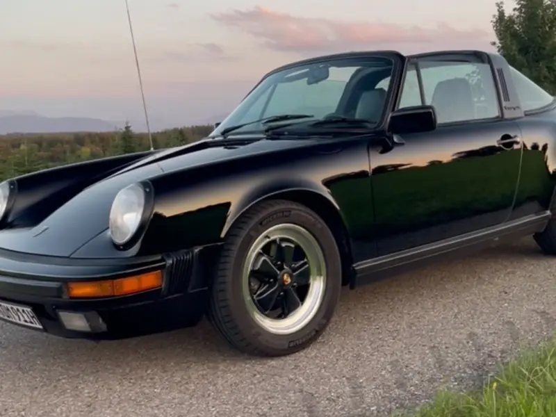 Schwarzer Porsche 911 (930) im Abendlicht