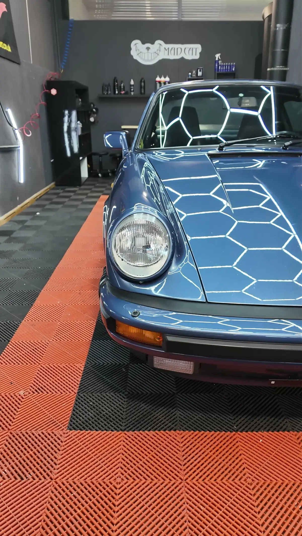 Front eines blauen Porsche 911 Targa mit Hexagon-Reflexionen im Lack
