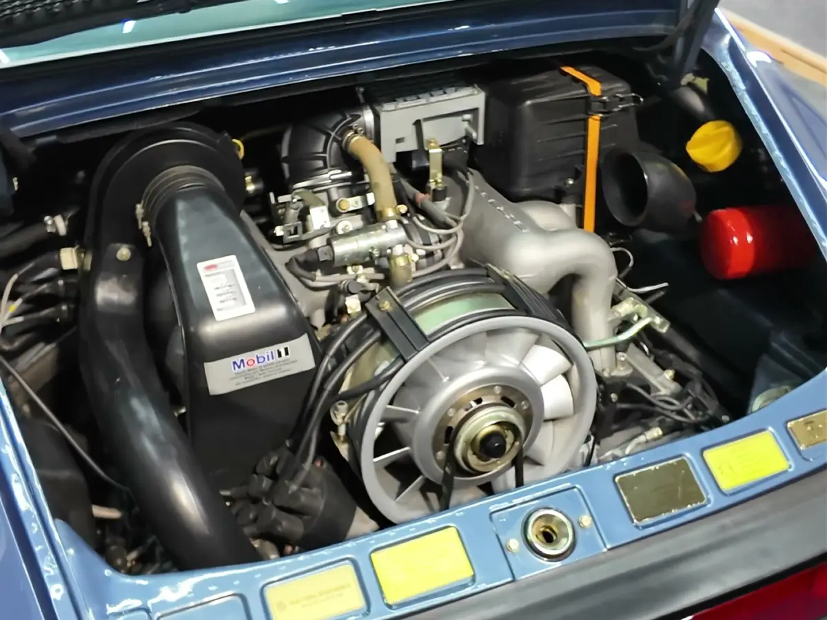Motorraum eines Porsche 911 Targa