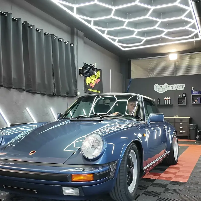 Blauer Porsche 911 Targa in der Werkstatt von Mad Cat Detailing in Palling