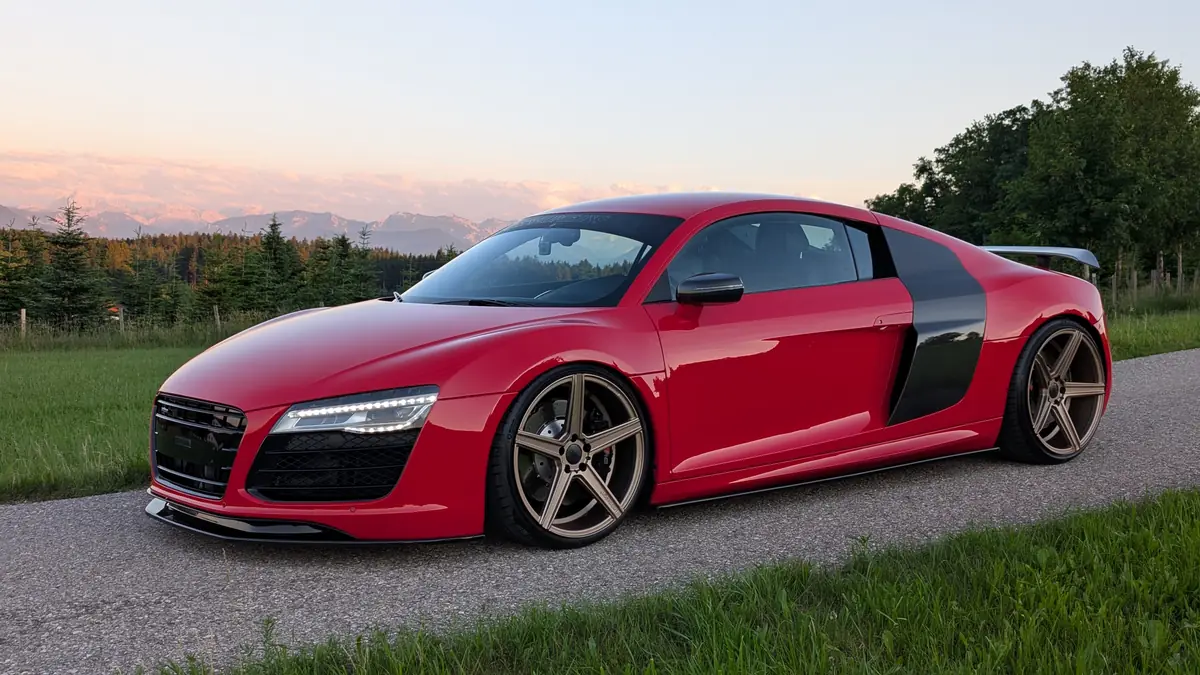 Roter Audi R8 V10 im Abendlicht vor den Alpen