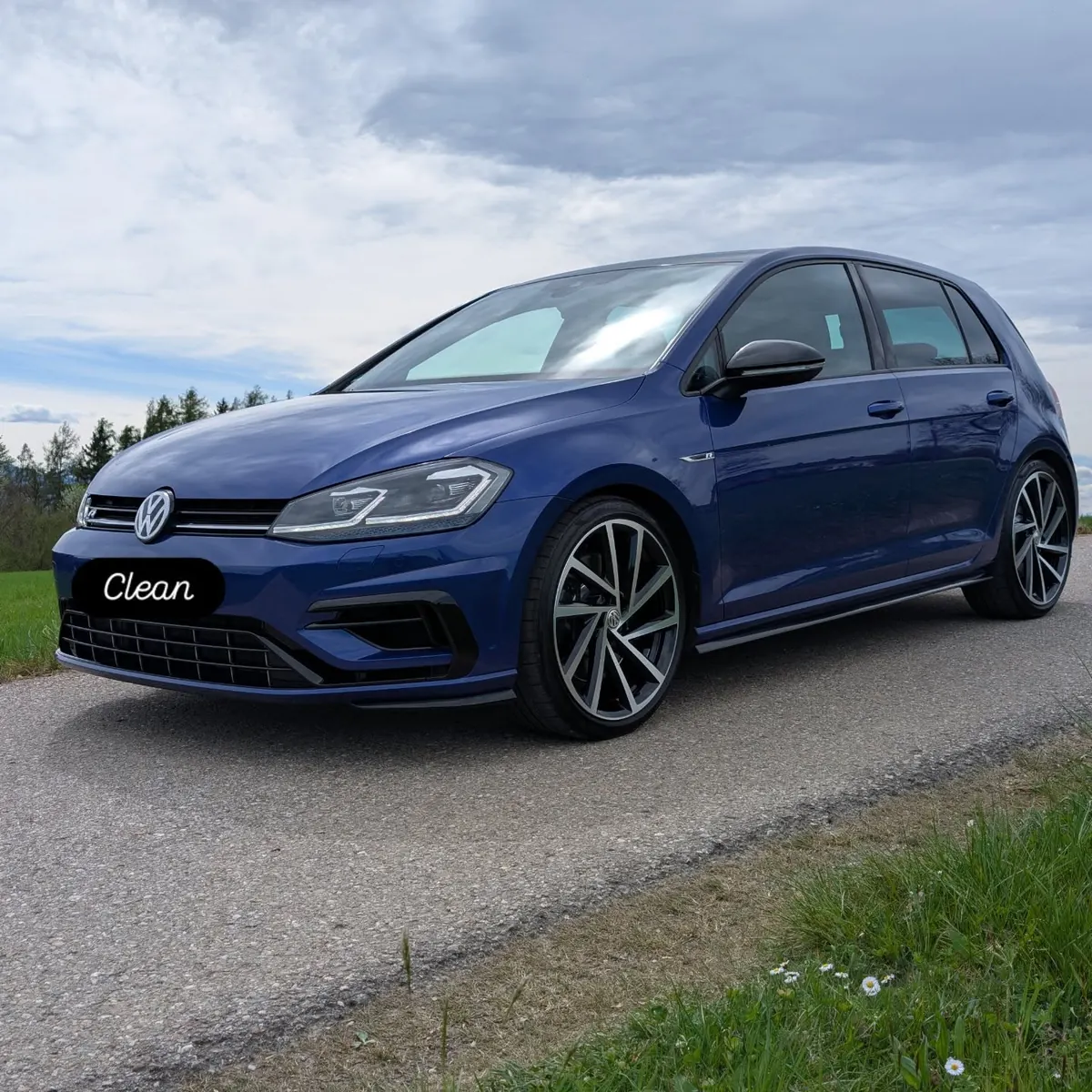 Blauer VW Golf R nach der Keramikversiegelung bei Mad Cat Detailing