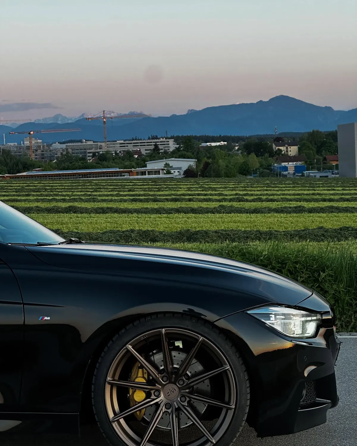 Felge mit gelbem Bremssattel an einem schwarzen BMW 340i