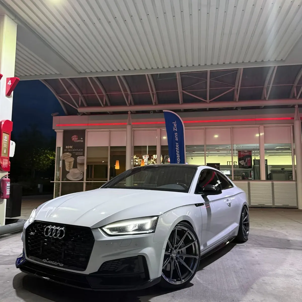 Weißer Audi S5 mit 20 Zoll Felgen am Abend