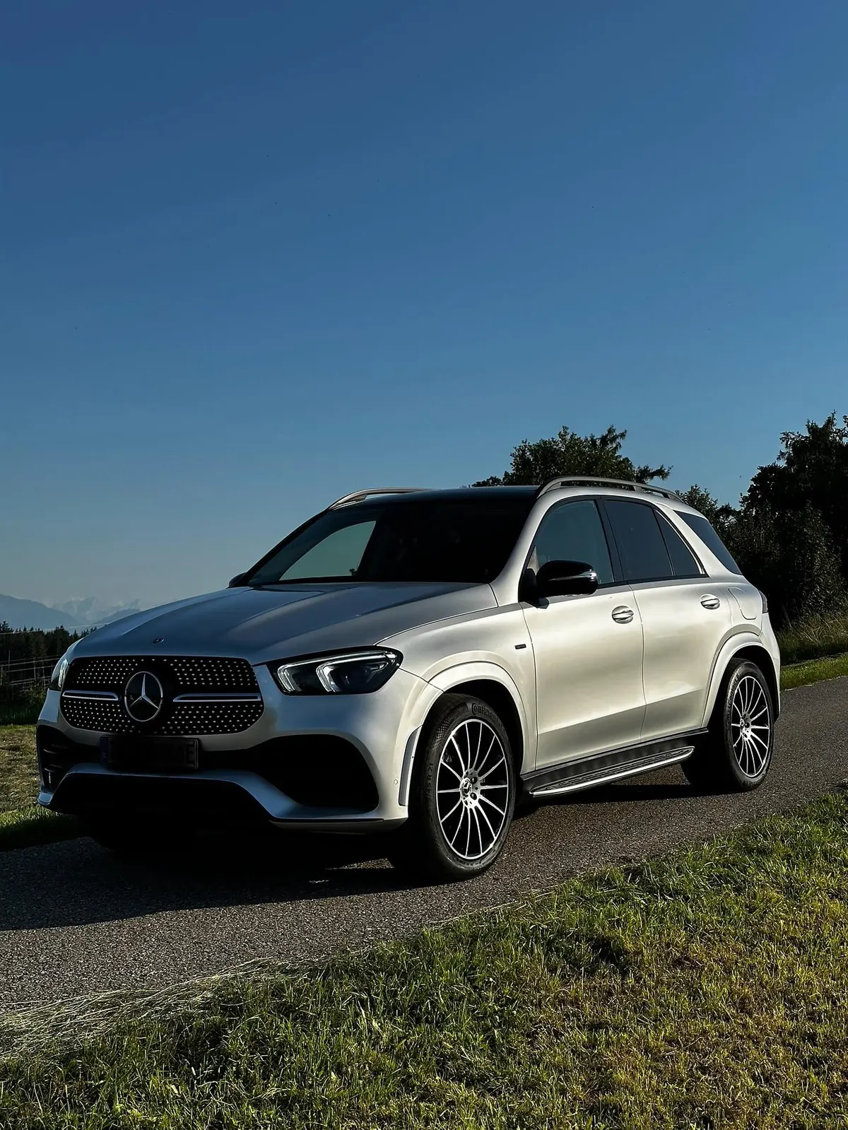 Silberner Mercedes SUV im Abendlicht
