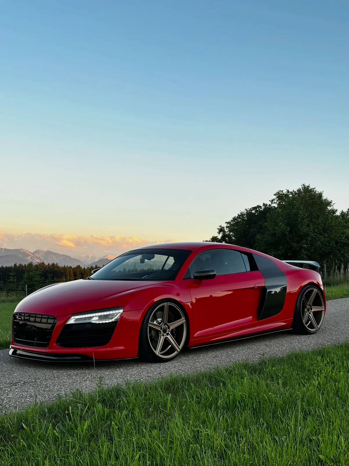 Roter Audi R8 im Abendlicht an einem Feldweg