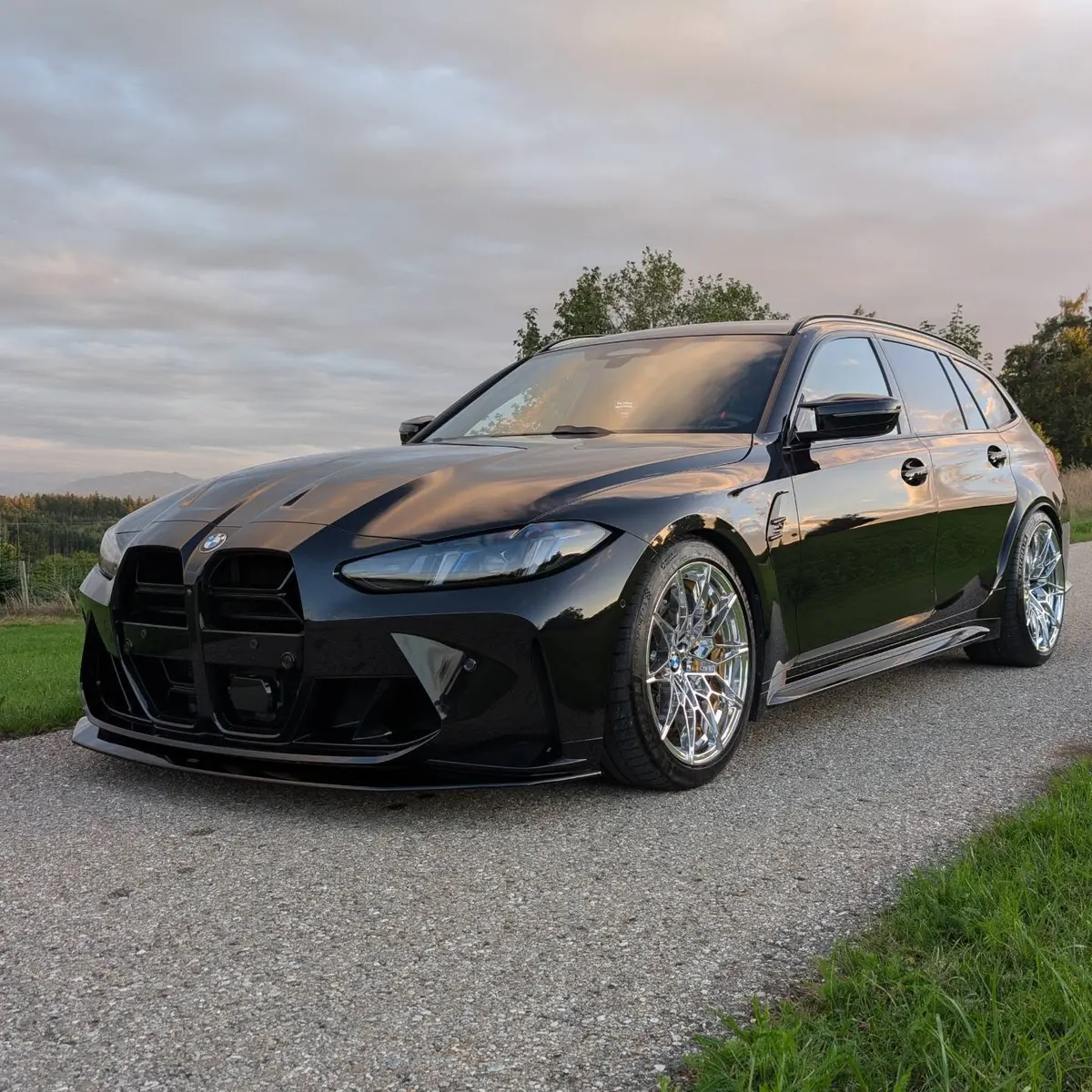 Schwarzer BMW M3 Touring nach der Aufbereitung im Abendlicht